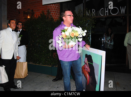 Tom Arnold hält ein Porträt von sich selbst und seine Verlobte Ashley Groussman, wie er Herrn Chow Restaurant verlässt nach feiert seinen Stockfoto