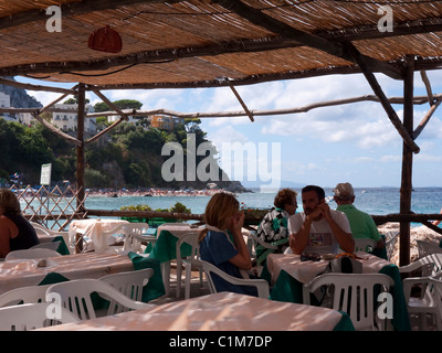 Capri ist eine italienische Insel vor der Sorrentinischen Halbinsel, auf der Südseite des Golfs von Neapel. Stockfoto