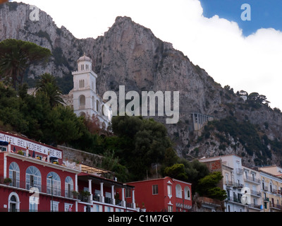 Capri ist eine italienische Insel vor der Sorrentinischen Halbinsel, auf der Südseite des Golfs von Neapel. Stockfoto