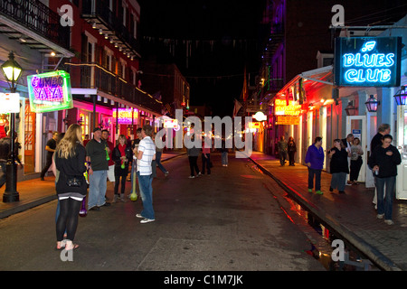 Leuchtreklamen an Bars und Restaurants entlang der Bourbon Street in der Französisch Quarter von New Orleans, Louisiana, USA. Stockfoto