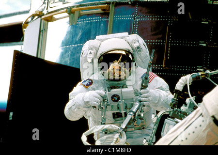 Astronaut Steve Smith arbeitet an Hubble Stockfoto