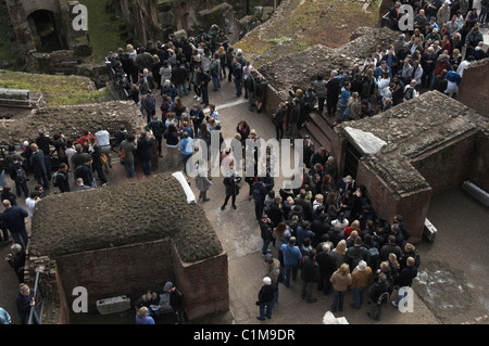 Blick hinunter auf Touristen in Rom, Italien, Europa, am Kolosseum Stockfoto