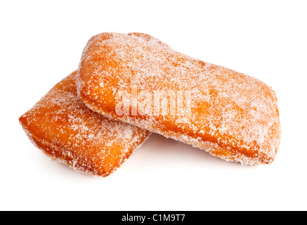 zwei Krapfen in Puderzucker isoliert auf weiss Stockfoto