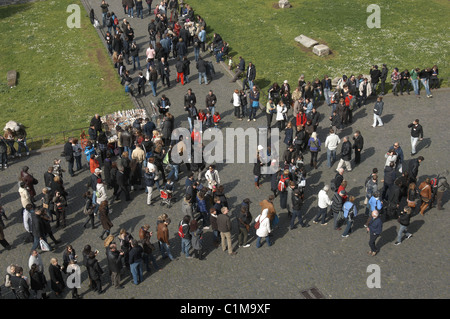 Blick hinunter auf Touristen in Rom, Italien, Europa, Schlangestehen für das Kolosseum Stockfoto