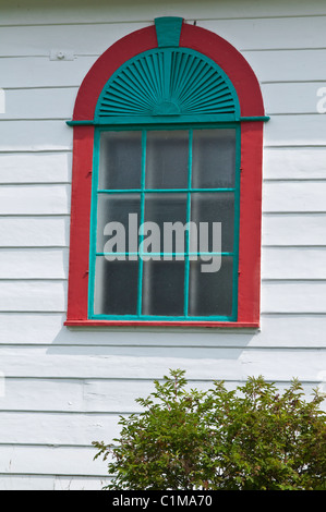Verzierte Fenster an der historischen Indianerkapelle in Tadoussac, Quebec, Kanada. Stockfoto