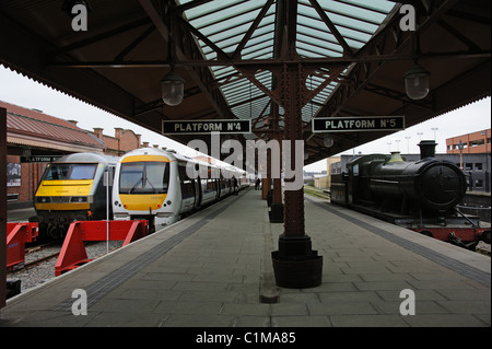 Moderne Personenzüge Birmingham Moor Street Station und eine Vintage Dampfmaschine der Midlands England UK Stockfoto