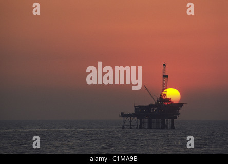 Ölplattform vor der Küste bei Sonnenuntergang vor der Küste Kaliforniens in den Pazifik Stockfoto