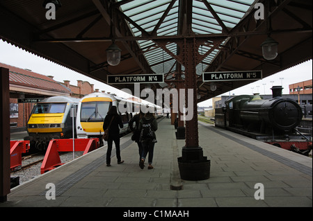 Moderne Personenzüge Birmingham Moor Street Station und eine Vintage Dampfmaschine der Midlands England UK Stockfoto