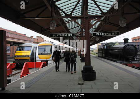 Moderne Personenzüge Birmingham Moor Street Station und eine Vintage Dampfmaschine der Midlands England UK Stockfoto