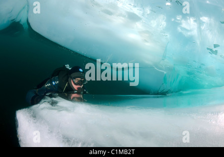 Eistauchen, im Baikalsee, Sibirien, Russland, Insel Olchon Stockfoto