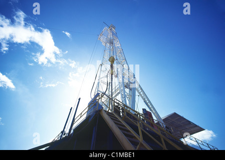 Niedrigen Winkel Blick auf Öl derrick Stockfoto