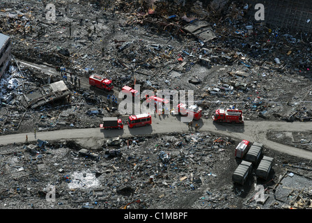 Luftaufnahme des Sukuiso, Japan, Notdienste inmitten der Zerstörungen durch das Erdbeben + Tsunami im März 2011 zeigen. Stockfoto