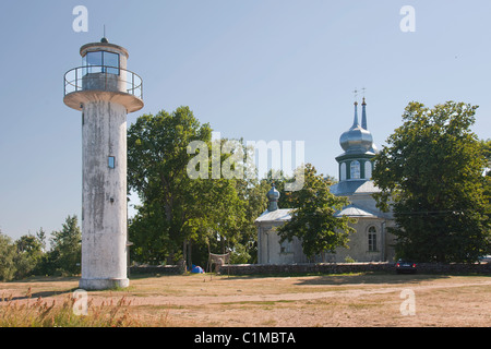 Leuchtturm und Kirche in Nina Dorf, Landkreis Tartu, Estland, Europa Stockfoto