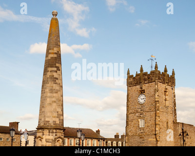 Holy Trinity Church und der achteckige Sandstein-Obelisk erneuert 1771 auf dem Marktplatz Richmond North Yorkshire UK Stockfoto