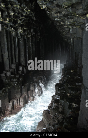 Schottland - Staffa - ein vier Jahre alter Junge klettert die Felsen Stockfoto