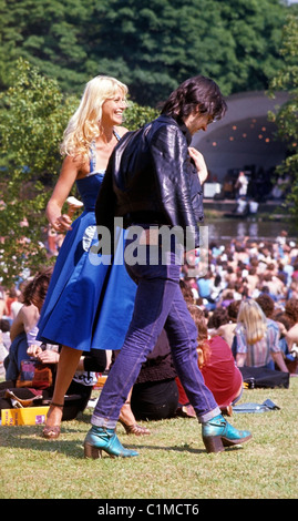 Eine glamouröse Junge retro Paar an einer Roxy Music Garden Party Festival Crystal Palace in London England UK vom 29. Juli 1972 KATHY DEWITT Stockfoto