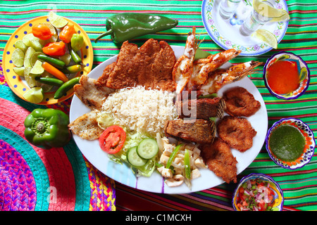 verschiedene gegrillte Meeresfrüchte in Mexiko Tequila hot Chilisaucen Stockfoto