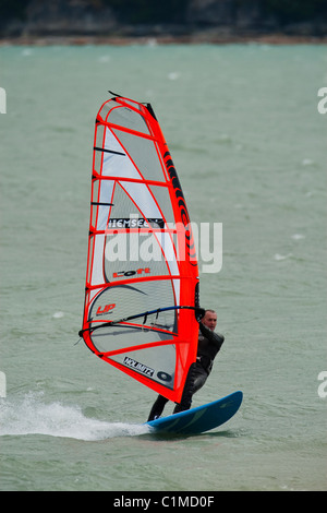 Ein Windsurfer fängt den Wind an "Spieß", Squamish, BC, Kanada Stockfoto