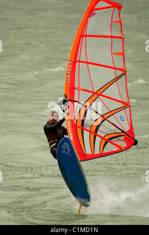 Ein Windsurfer fängt den Wind an "Spieß", Squamish, BC, Kanada Stockfoto