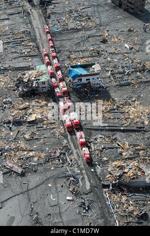 Luftaufnahme des Sukuiso, Japan, Notdienste inmitten der Zerstörungen durch das Erdbeben + Tsunami im März 2011 zeigen. Stockfoto