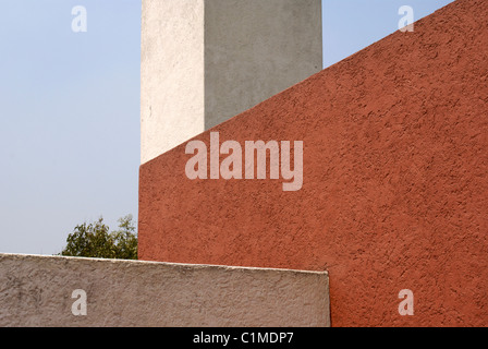 Farbenfrohe Außenwände des Museo Casa Luis Barragán Hausmuseums in Mexiko-Stadt Stockfoto