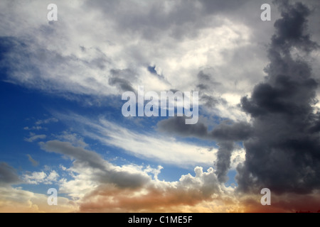 Dramatische Wolkengebilde Wolken Himmel im bewölkten Tag Sonnenuntergang Hintergrund Stockfoto