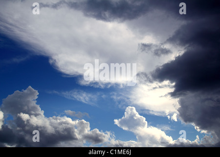 Dramatische Wolkengebilde Himmelshintergrund grauen stürmischen Wolken Stockfoto