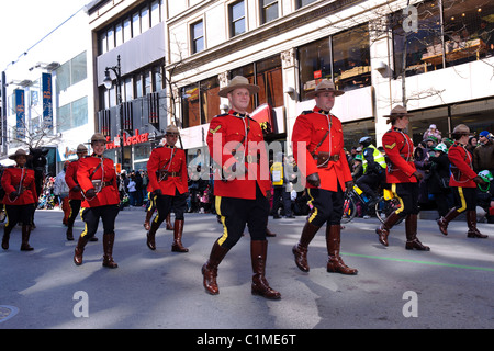 Kanadischen Mounties marschieren auf Rue Ste-Catherine in Montreal während der St. Patricks Day Parade. Stockfoto