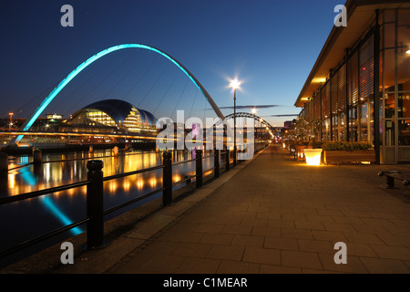 Die Gateshead Millennium Bridge in der Dämmerung aus Newcastle Quayside in Tyne and Wear übernommen Stockfoto