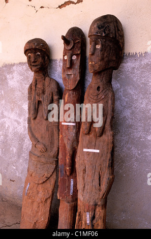 Äthiopien, Konso, geschnitzte hölzerne Grabsteine oder wagas Stockfoto