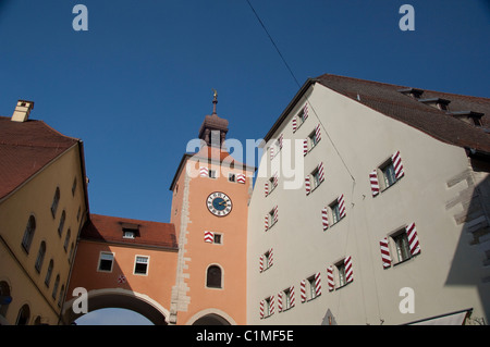 Deutschland, Bayern, Regensburg. Historischen Salzhaus & Uhrturm. Stockfoto