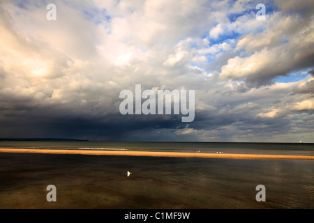 Dramatischer Himmel über der Ostsee - gesehen vom Strand in Binz auf Deutsch Insel Rügen Stockfoto