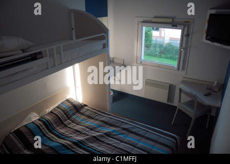Ein Zimmer im Hotel F1 Lille Bailleul Budgethotel in Bailleul, Frankreich. Stockfoto