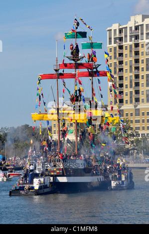 Gasparilla Piraten Boot während Festival Tampa Florida Hillsborough River Stockfoto