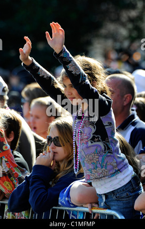 Junges Mädchen wirft Hände und Arme in Menge während Gasparilla Piraten Festival Parade Tampa Florida Stockfoto