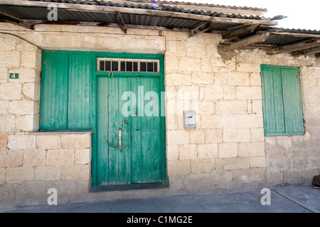 Grüne Tür auf Altbau Stockfoto