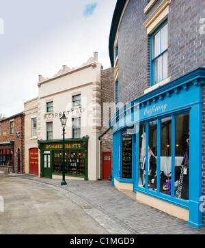 Blist Hill Museum, Ironbridge, Telford, Shropshire. Teil der Ironbridge Museen. Das Bild zeigt die Geschäften der viktorianischen Stadt. Stockfoto