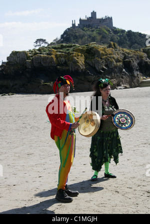 Tanz um den Maibaum. Eine alte heidnische Fruchtbarkeit Feier am Strand vor St. Michaels Mount durchgeführt wird. Stockfoto