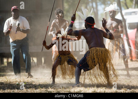 Tänzerinnen und Tänzer aus der Aurukun Gemeinschaft beim Laura Aboriginal Dance Festival. Laura, Queensland, Australien Stockfoto