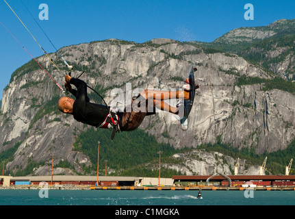 In der Luft Kiteboarder am "Spieß", Squamish, BC, Kanada. Stockfoto