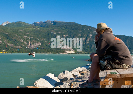 Zuschauer beobachten Windsport Athleten am "Spieß", Squamish, BC, Kanada Stockfoto