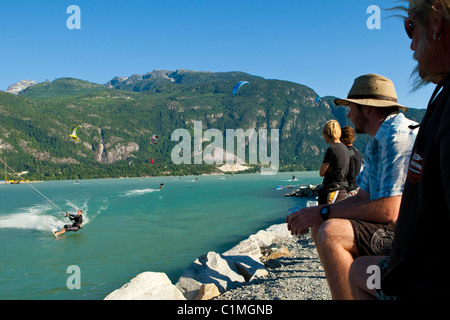 Zuschauer beobachten Windsport Athleten am "Spieß", Squamish, BC, Kanada Stockfoto