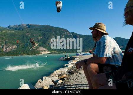 Zuschauer beobachten Windsport Athleten am "Spieß", Squamish, BC, Kanada Stockfoto