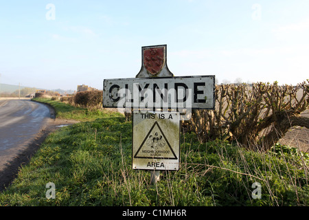 Glynde Ortsschild über eine Nachbarschaft Uhr anmelden Glynde, East Sussex, UK. Stockfoto