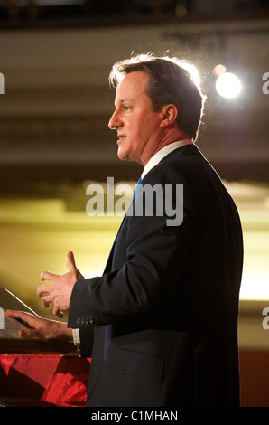 Konservativen Oppositionsführer Großbritanniens David Cameron geben eine Rede in der Bürgerinnen und Bürger UK Parlamentswahlen Baugruppe. London Stockfoto