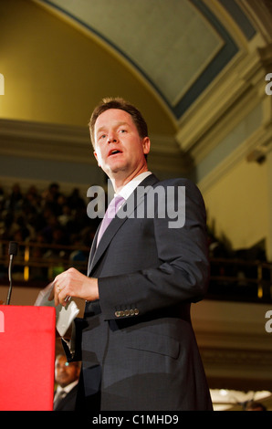 Britische Liberaldemokratische Partei Führer, Nick Clegg geben eine Rede in der Bürgerinnen und Bürger UK Parlamentswahlen Baugruppe, London England Stockfoto