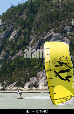 Ein Kiteboarder fängt den Wind an der Nehrung in Squamish, BC Stockfoto
