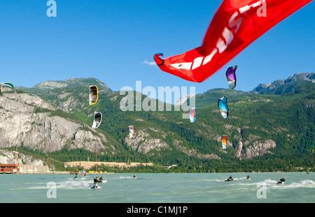 Die rote Flagge zeigt den Start eines Rennens Kiteboard. Stockfoto