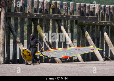 Ein Windsurfer Köpfe für ein Segel. Stockfoto