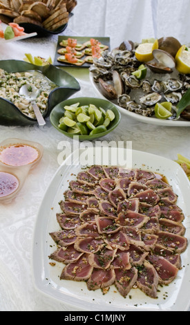 Thunfisch-Sashimi, Brot, Ceviche und Austern Stockfoto